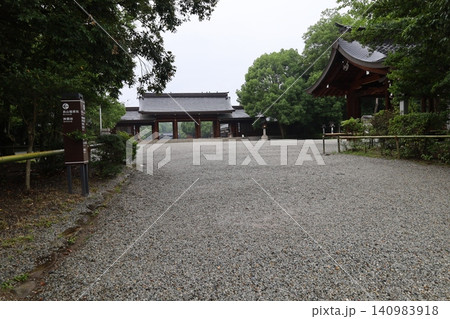 奈良県橿原市にある橿原神宮の境内風景 140983918