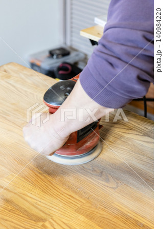 master polishes table using polishing machine 140984220
