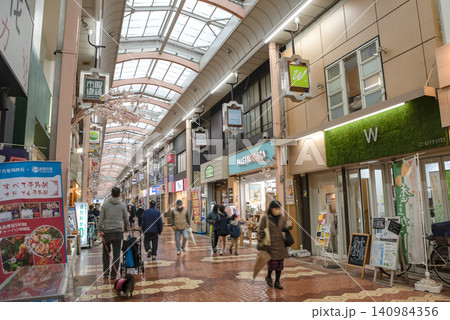 東京都葛飾区の都市風景 新小岩駅前のアーケード商店街 東京都葛飾区の都市風景 新小岩駅前のアーケード商店街 140984356