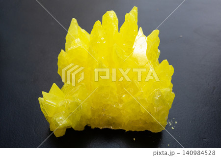 atural crystalline sulfur close-up on black atural crystalline sulfur close-up on black 140984528