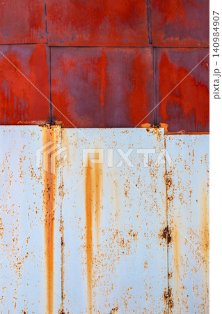 painted white and red rusty steel sheets on wall 140984907