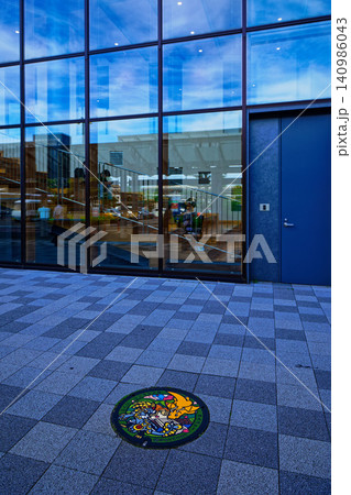 福井駅東口のマンホール　Pokemon　カイリュ―　ふくい　ジャラランガ 140986043