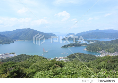 山の展望台から見下ろす、青い湾の入り江と島々の風景 140986649