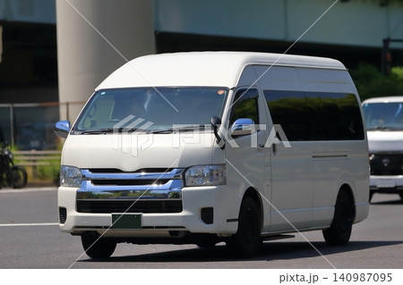白いワンボックスカー イメージ 白いワンボックスカー イメージ 140987095