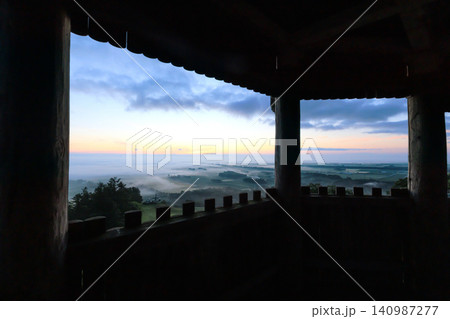 新嵐山展望台から見た雲海 新嵐山展望台から見た雲海 140987277