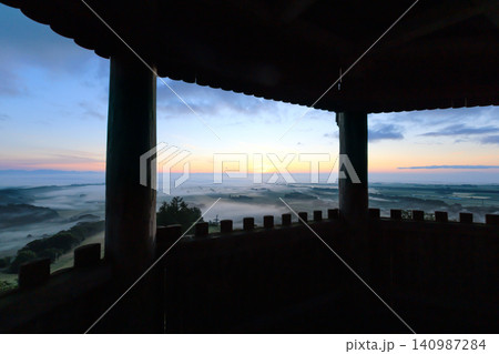 新嵐山展望台から見た雲海 新嵐山展望台から見た雲海 140987284
