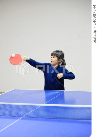 卓球をする女子小学生 (7歳) 卓球をする女子小学生 (7歳) 140987544