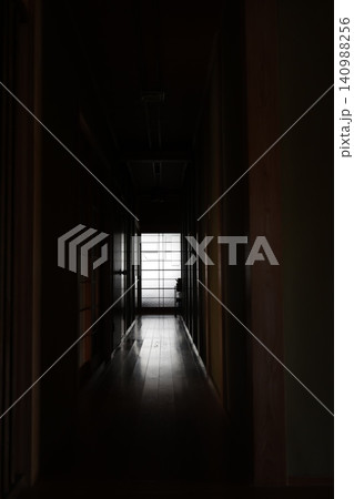 窓がなく薄暗い長い廊下。古い日本の住宅。奥の窓から光が差す 窓がなく薄暗い長い廊下。古い日本の住宅。奥の窓から光が差す 140988256