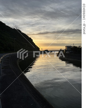 辺野喜川の夕焼け 辺野喜川の夕焼け 140988410