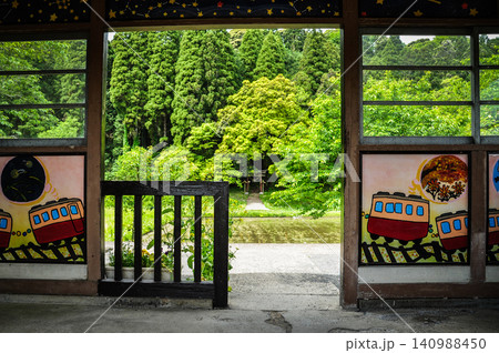 小湊鉄道・飯給駅の待合室から望む新緑と小さな鳥居の風景 小湊鉄道・飯給駅の待合室から望む新緑と小さな鳥居の風景 140988450