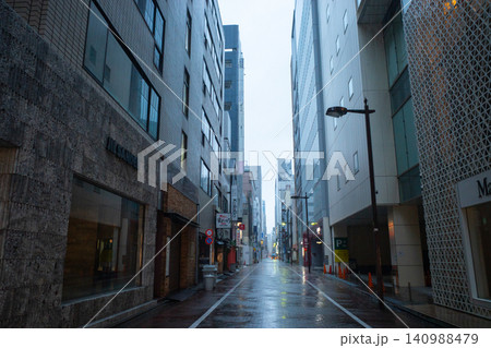 早朝、雨の銀座 早朝、雨の銀座 140988479