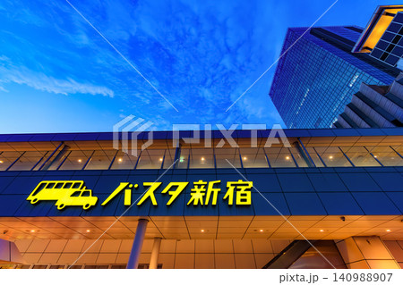 東京 新宿の都市風景 新宿駅南口の夜景 バスタ新宿 東京 新宿の都市風景 新宿駅南口の夜景 バスタ新宿 140988907