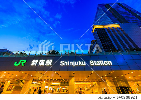 東京 新宿の都市風景 新宿駅南口の夜景 東京 新宿の都市風景 新宿駅南口の夜景 140988921