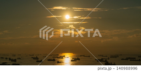 朝日に照らされるシンガポール海峡を航行する船団 朝日に照らされるシンガポール海峡を航行する船団 140988996