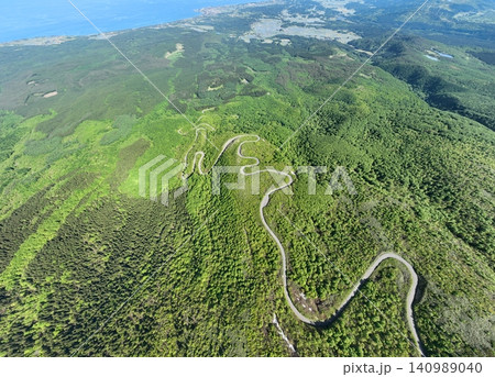 春の鳥海山鉾立と鳥海ブルーライン 早朝の快晴絶景 春の鳥海山鉾立と鳥海ブルーライン 早朝の快晴絶景 140989040