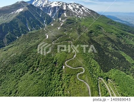 春の鳥海山鉾立と鳥海ブルーライン 早朝の快晴絶景 春の鳥海山鉾立と鳥海ブルーライン 早朝の快晴絶景 140989043