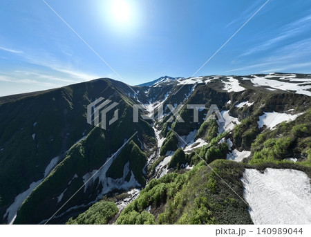 春の鳥海山鉾立と鳥海ブルーライン 早朝の快晴絶景 春の鳥海山鉾立と鳥海ブルーライン 早朝の快晴絶景 140989044