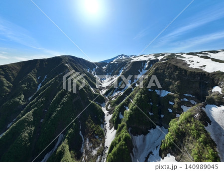 春の鳥海山鉾立と鳥海ブルーライン 早朝の快晴絶景 春の鳥海山鉾立と鳥海ブルーライン 早朝の快晴絶景 140989045