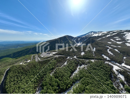 春の鳥海山鉾立と鳥海ブルーライン 早朝の快晴絶景 春の鳥海山鉾立と鳥海ブルーライン 早朝の快晴絶景 140989071