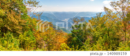 秋の水剣山から望む美しい山並みと紅葉の景色(兵庫県宍粟市) 秋の水剣山から望む美しい山並みと紅葉の景色(兵庫県宍粟市) 140989159
