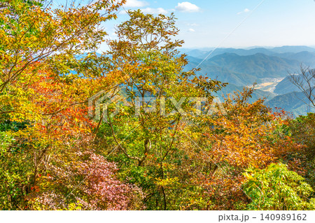 秋の水剣山山頂からの眺望と色鮮やかな紅葉の風景 秋の水剣山山頂からの眺望と色鮮やかな紅葉の風景 140989162