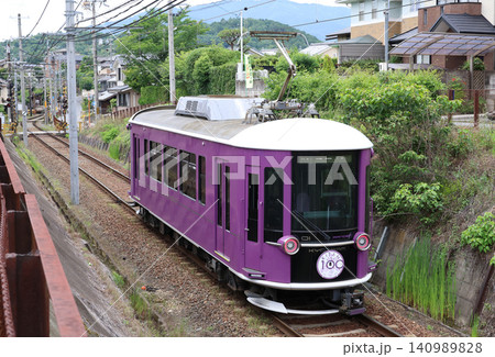 京福電鉄 御室仁和寺駅付近を走る01系電車 京福電鉄 御室仁和寺駅付近を走る01系電車 140989828