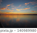 朝焼けに染まる海 140989980