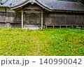 兵庫県シビレ山・丹生山登山口付近の古い木造建築と新緑の草地※作品コメント欄に撮影位置 140990042