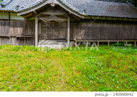 兵庫県シビレ山・丹生山登山口付近の古い木造建築と新緑の草地※作品コメント欄に撮影位置 140990042