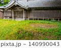 兵庫県シビレ山・丹生山登山口付近の古い木造建築と新緑の草地※作品コメント欄に撮影位置 140990043