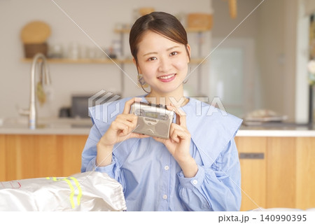 防災グッズのチェックをする女性 140990395