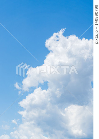 春の日差しに輝く澄んだ空と白い雲56 春の日差しに輝く澄んだ空と白い雲56 140990799