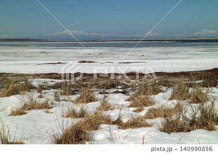 見渡す限り氷雪原が広がる北海道の野付半島の冬景色 140990856
