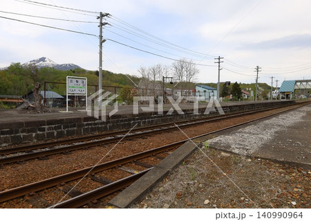 春の北海道、ニセコ町のニセコ駅、函館本線のニセコ駅、ニセコアンヌプリを借景にのどかな風景を眺める 春の北海道、ニセコ町のニセコ駅、函館本線のニセコ駅、ニセコアンヌプリを借景にのどかな風景を眺める 140990964