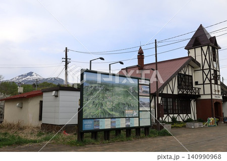 春の北海道、ニセコ町のニセコ駅、函館本線のニセコ駅、ニセコアンヌプリを借景にのどかな風景を眺める 春の北海道、ニセコ町のニセコ駅、函館本線のニセコ駅、ニセコアンヌプリを借景にのどかな風景を眺める 140990968