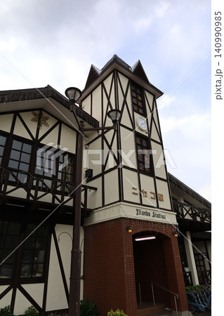 春の北海道、ニセコ町のニセコ駅、函館本線のニセコ駅、ニセコアンヌプリを借景にのどかな風景を眺める 春の北海道、ニセコ町のニセコ駅、函館本線のニセコ駅、ニセコアンヌプリを借景にのどかな風景を眺める 140990985