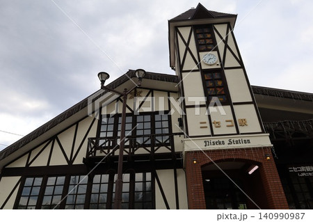 春の北海道、ニセコ町のニセコ駅、函館本線のニセコ駅、ニセコアンヌプリを借景にのどかな風景を眺める 140990987