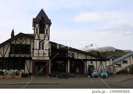 春の北海道、ニセコ町のニセコ駅、函館本線のニセコ駅、ニセコアンヌプリを借景にのどかな風景を眺める 春の北海道、ニセコ町のニセコ駅、函館本線のニセコ駅、ニセコアンヌプリを借景にのどかな風景を眺める 140990988