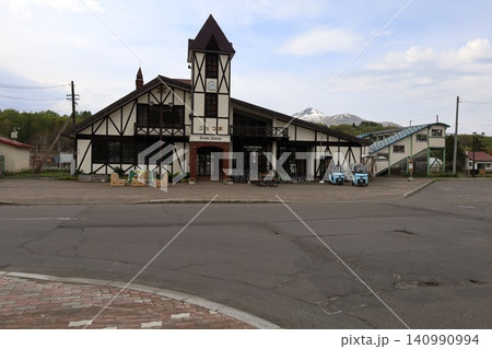 春の北海道、ニセコ町のニセコ駅、函館本線のニセコ駅、ニセコアンヌプリを借景にのどかな風景を眺める 140990994