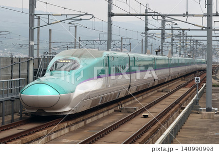 新函館北斗駅に到着する北海道新幹線はやぶさ 新函館北斗駅に到着する北海道新幹線はやぶさ 140990998