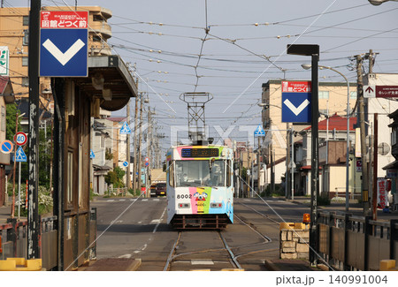 函館市電 函館どつく前付近の8000形電車 函館市電 函館どつく前付近の8000形電車 140991004