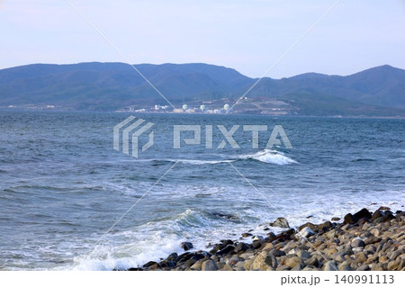 春の北海道、後志、積丹半島の付け根、岩内町の雷電海岸から眺める泊村にある北海道電力の原子力発電所 140991113