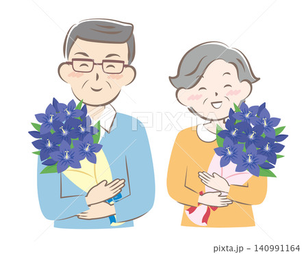 りんどうの花束をもらったおじいちゃんとおばあちゃん　敬老の日 140991164