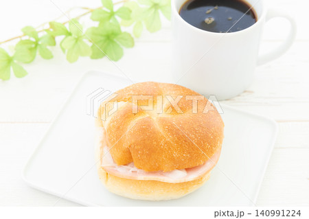 美味しいカイザーサンドとコーヒーのモーニング 美味しいカイザーサンドとコーヒーのモーニング 140991224