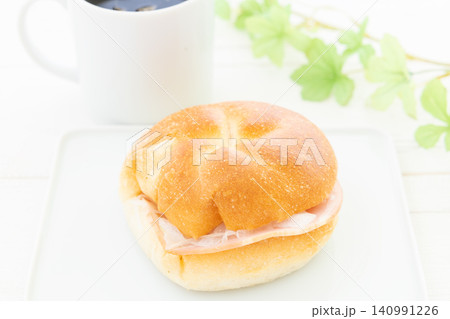 美味しいカイザーサンドとコーヒーのモーニング 美味しいカイザーサンドとコーヒーのモーニング 140991226