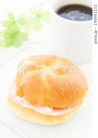 美味しいカイザーサンドとコーヒーのモーニング 美味しいカイザーサンドとコーヒーのモーニング 140991231