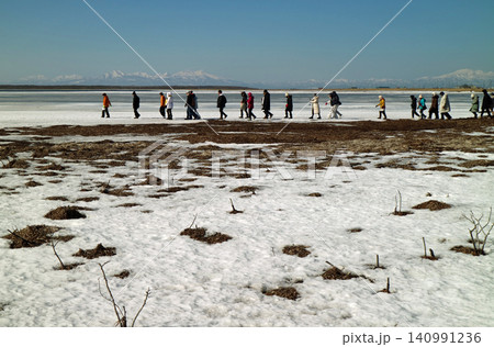 北海道別海町野付半島の氷平原ウォークの観光客 北海道別海町野付半島の氷平原ウォークの観光客 140991236