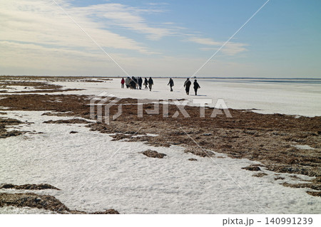 北海道別海町の野付半島の氷平原ウォークの観光客 北海道別海町の野付半島の氷平原ウォークの観光客 140991239