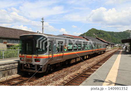 姫新線 東觜崎駅に停車するキハ127 姫新線 東觜崎駅に停車するキハ127 140991352