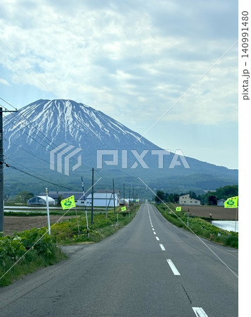 五月j後半、春の北海道、後志、倶知安町から眺める蝦夷富士、羊蹄山、ようていさん、雪解け春の羊蹄山 五月j後半、春の北海道、後志、倶知安町から眺める蝦夷富士、羊蹄山、ようていさん、雪解け春の羊蹄山 140991480